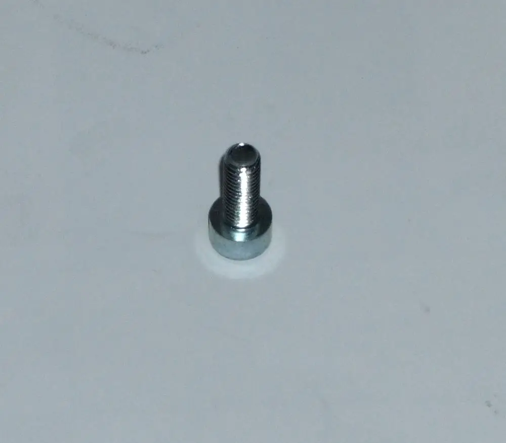 DAIKIN Zylinderkopfschraube aus Metall, mit Gewinde und einem runden Kopf, auf hellem Hintergrund abgebildet.